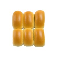 Pão mini hot dog macio e leve, feito com farinha de trigo, ovos e margarina, com um toque suave de açúcar que realça o sabor. Ideal para lanches rápidos, recheios variados e momentos simples que pedem um pão fresquinho e gostoso.